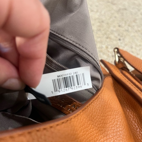 🔥🔥NEW MARC JACOBS
"THE GROOVE LEATHER HOBO BAG" (NWT) Paid $425🔥🔥 - Picture 10 of 16